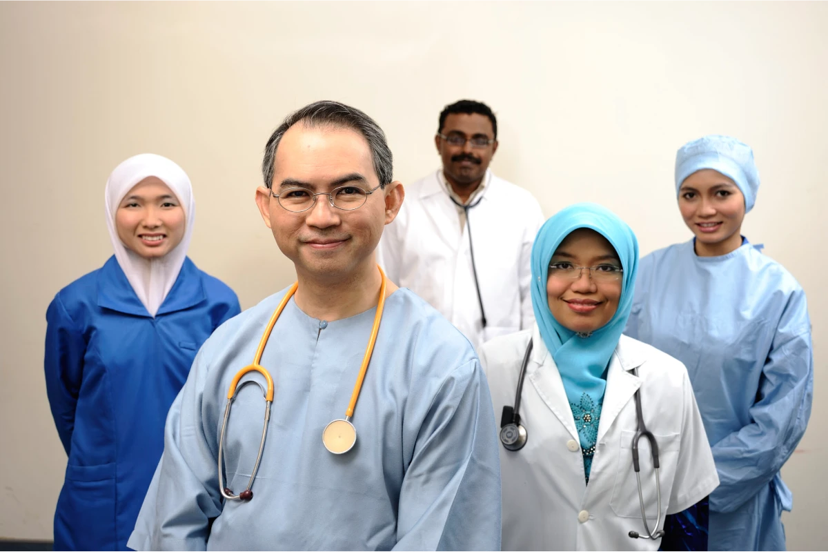 Doktor dan pasukan klinikal Putra Medical Centre
